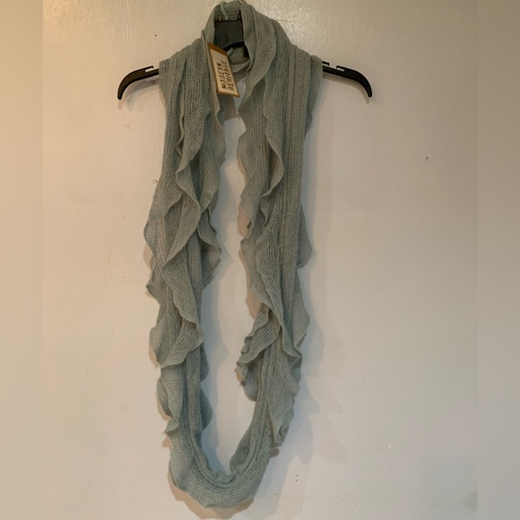 Neck wrap with loose ruffles - Picture 2 of 4